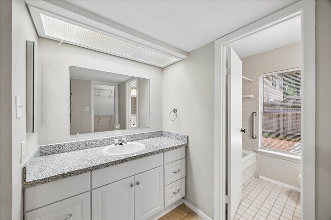 Building Photo - 2 Goldthread Ct
