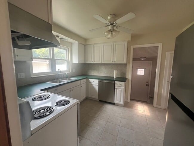 Building Photo - Beautiful Single Family Home in Fraser! AV...