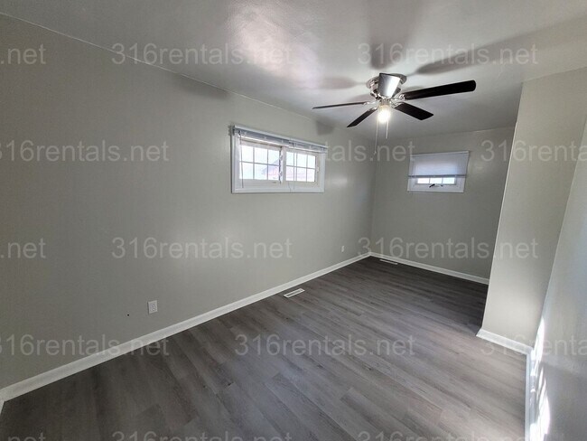 Building Photo - $895 - 2 bed 1 bath - Single Family Home