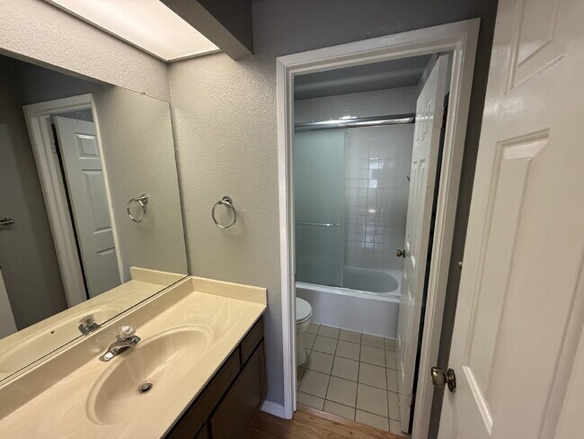 Building Photo - Beautiful 3 Bed/2.5 Bath Townhome