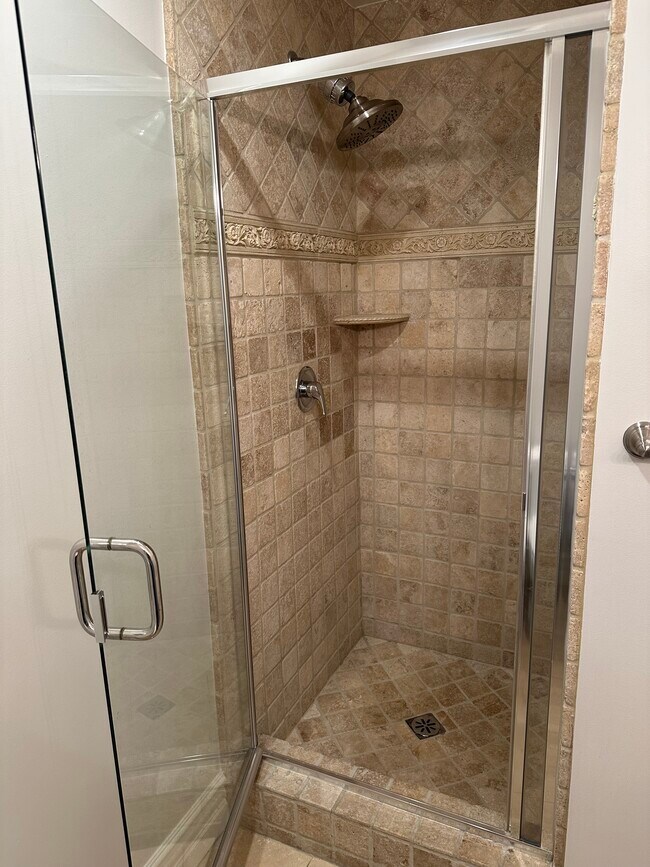 Building Photo - 850 N Croft Ave