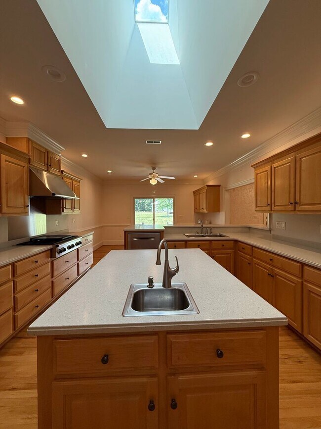 Building Photo - 785 Glenwood Dr