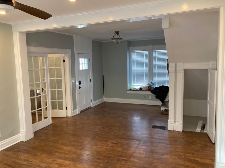 Building Photo - 324 E Commercial St