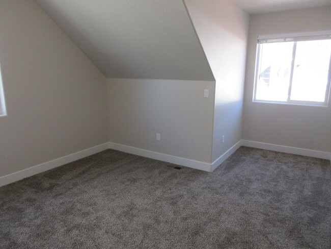 Building Photo - 4 bedroom - 2.5 Town home - Newer Construc...