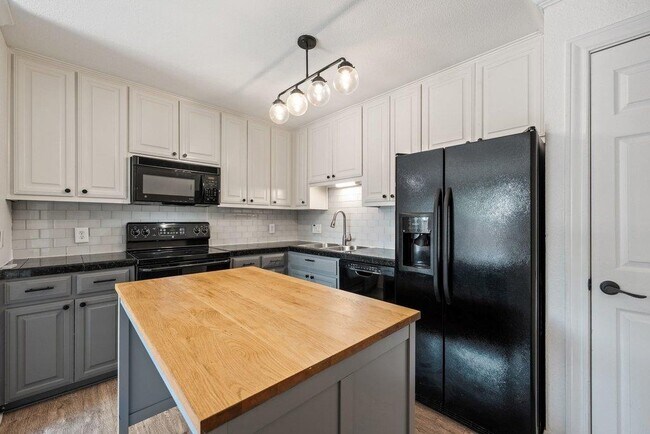 Building Photo - 2500 Steck Ave