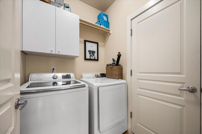 Building Photo - Beautiful 3 bed 2.5 bath home