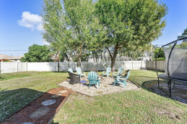 Building Photo - 655 SE Ron Rico Terrace