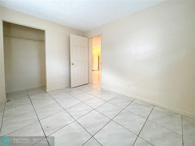 Building Photo - 1717 NW 8th Pl