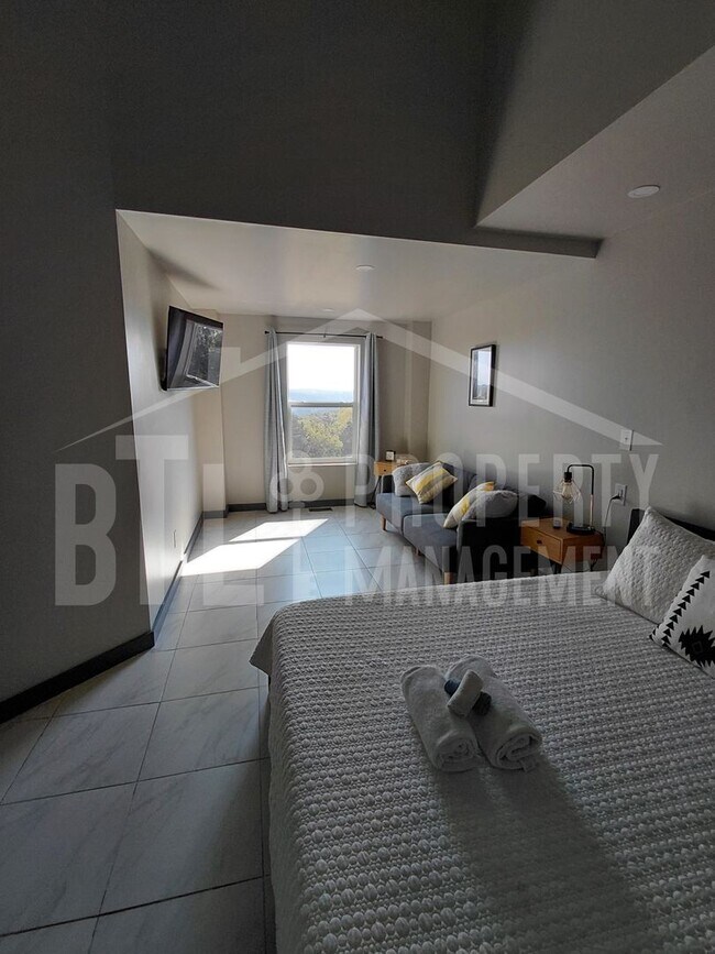 Building Photo - Stunning 3 Bedroom in Forsyth!