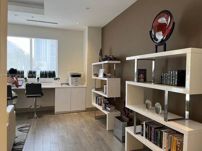 Building Photo - 999 SW 1st Ave