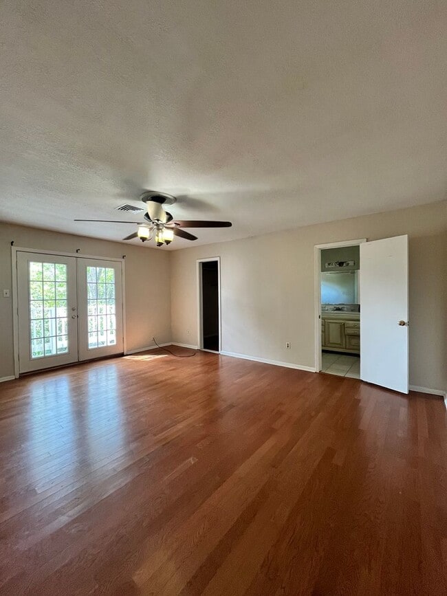 Building Photo - 4/3-Royalton Subdivision / Country Club Estates area