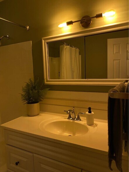 Upstairs Bathroom 1 - 9110 Drake Pl