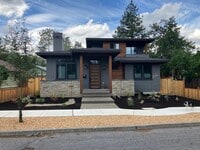 Building Photo - Charming Modern Home in the Heart of Bend
