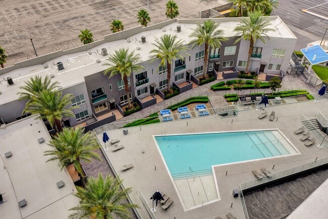 Building Photo - Fully Furnished 2 Bedroom 2 Bath High Rise with Strip Views