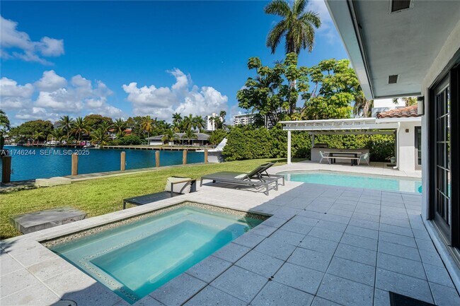 Building Photo - 524 Oleander Dr