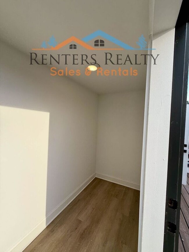 Building Photo - Stunning 3 Bedroom with Rooftop Terrace