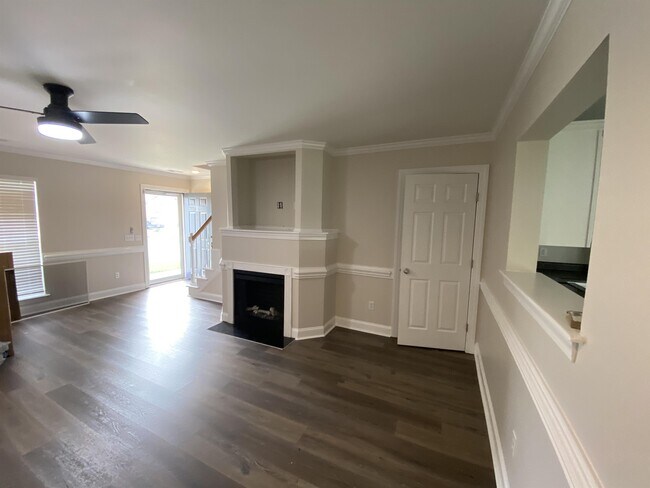Building Photo - 2055B Cambria Dr
