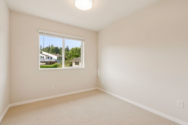 Building Photo - 4 Bedroom 3 Bath Stunning Brand New Town H...