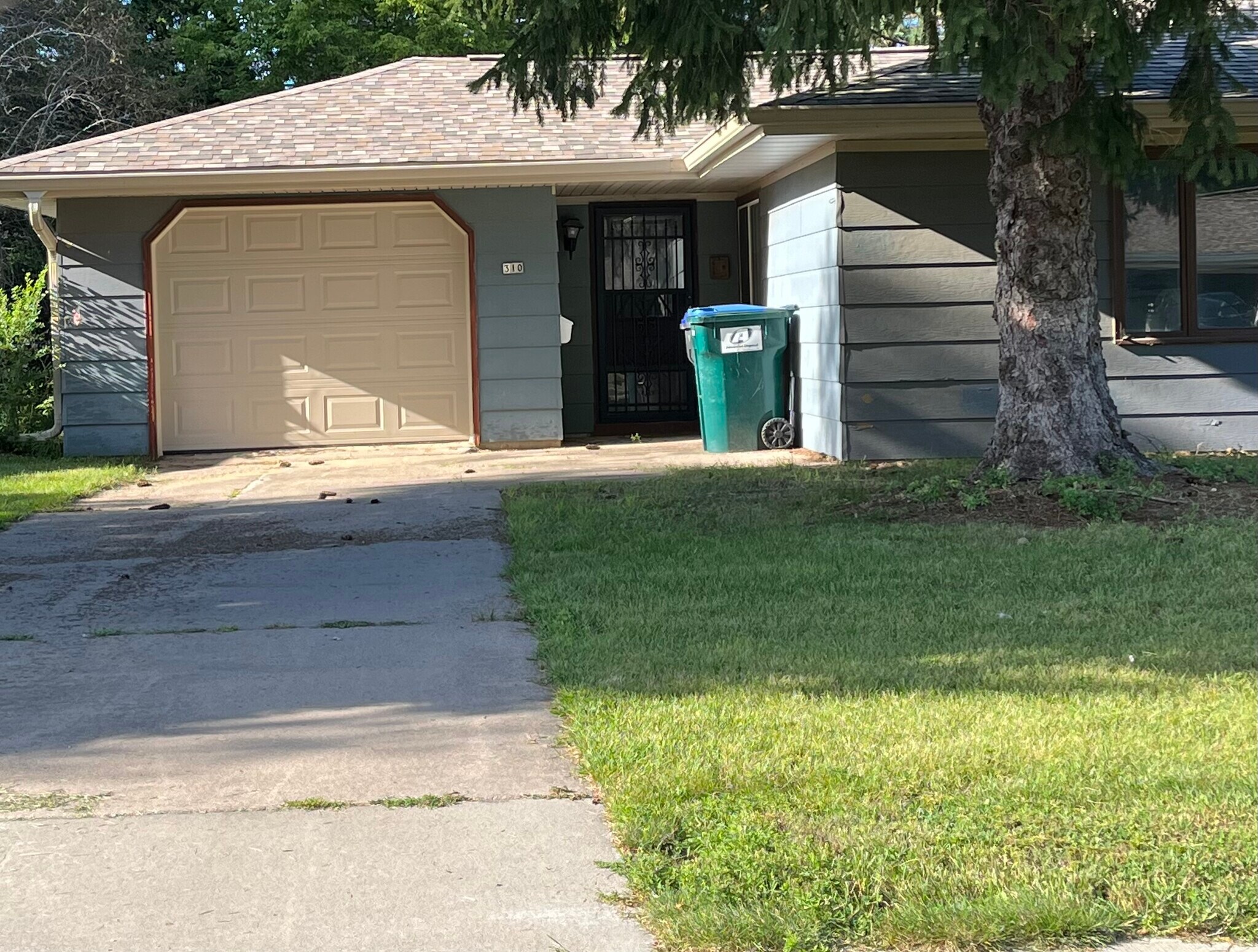 Building Photo - 310 Green Meadow Dr