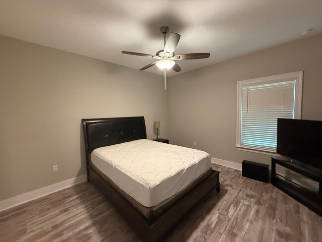 Building Photo - 1002 Gloria Ave