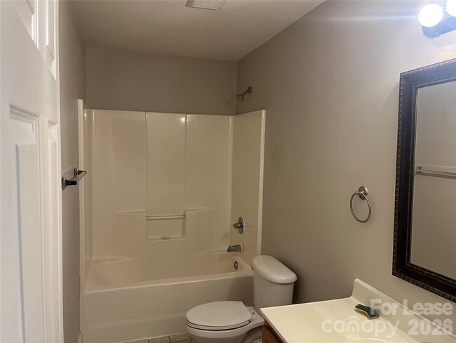 Building Photo - 1925 Crestmont St