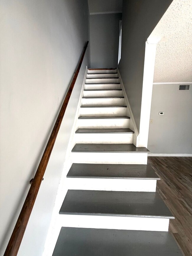 Building Photo - COMPLETELY RENOVATED TOWNHOUSE