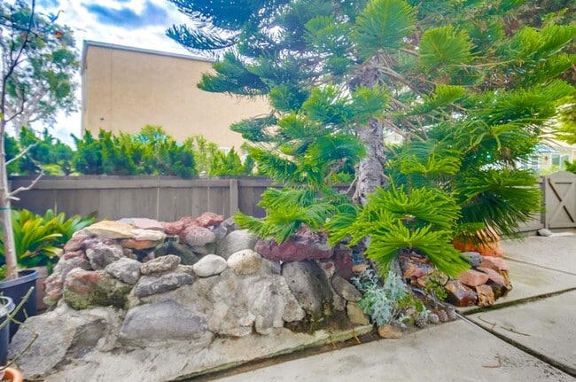 Building Photo - Price drop! Cozy Home Between Mission Beac...