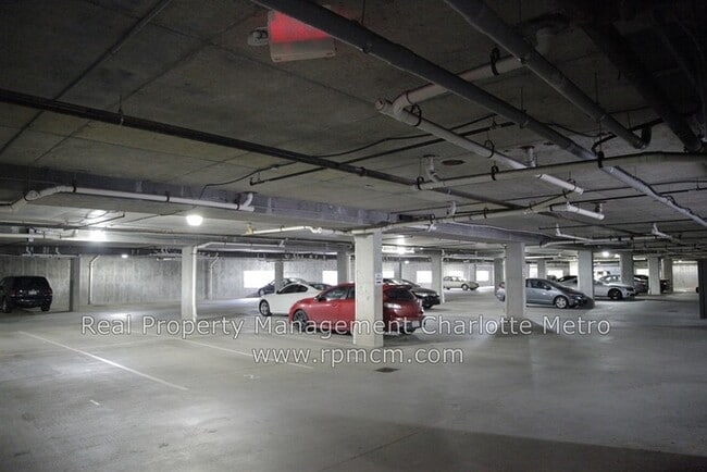 Building Photo - wonderful 2bd/2bth uptown condo! lots of space in a beautiful building