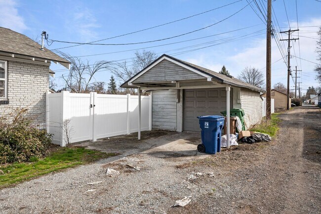 Building Photo - 2618 N Ash St