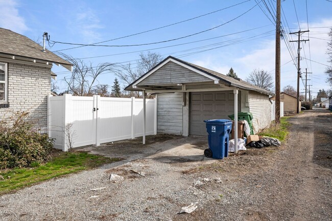 Building Photo - Newly remodeled 3 bedroom 2 bath brick bun...