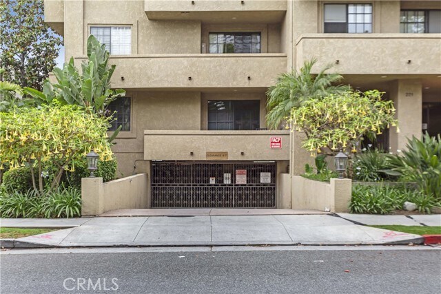 Building Photo - 221 S Oak Knoll Ave