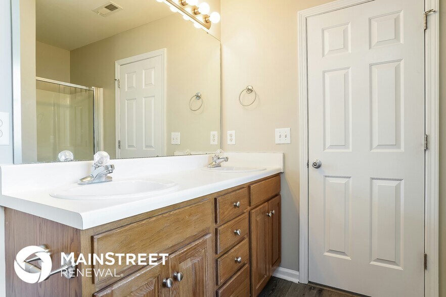 Building Photo - 7109 Bristoe Station Ln