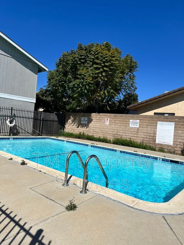 Building Photo - 610 E Newlove Dr