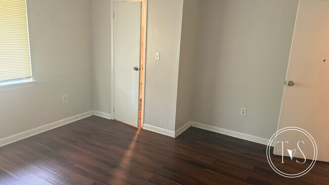 Building Photo - RATE DROP ALERT (was $1590/month)!
