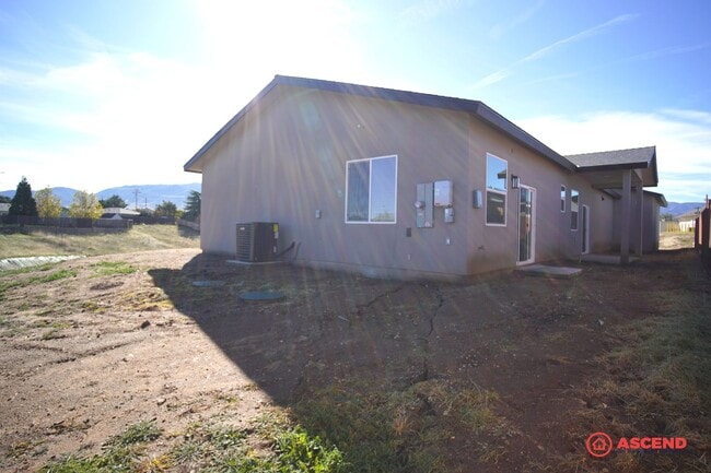 Building Photo - Brand New Home In Tehachapi!
