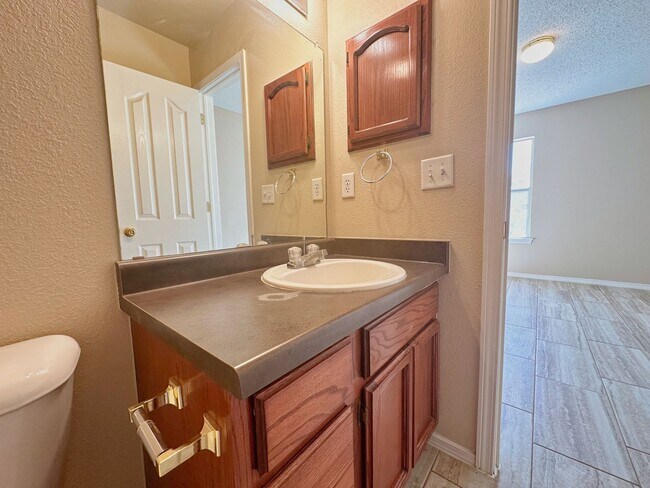 Building Photo - East 3 Bdrm 2 Bath