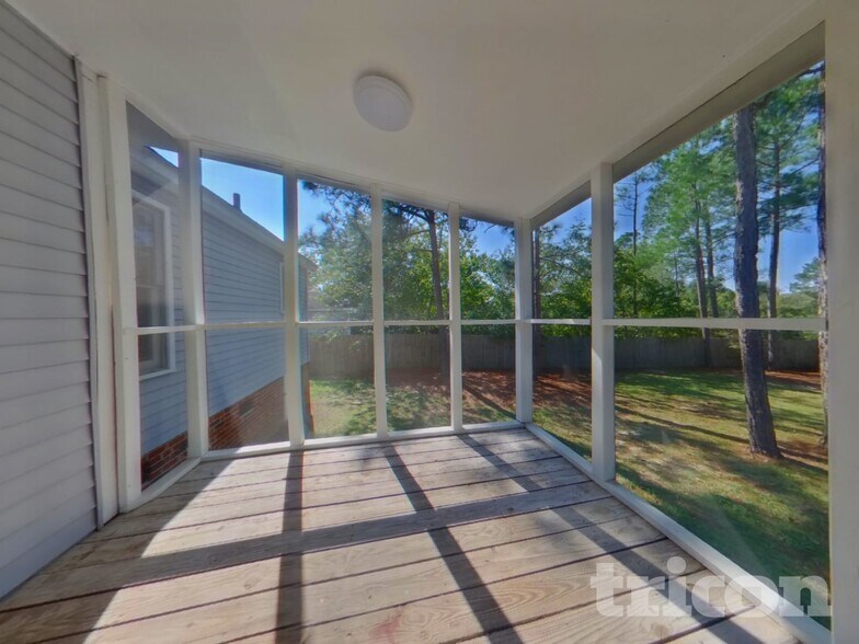Building Photo - 529 Ferncliffe Rd