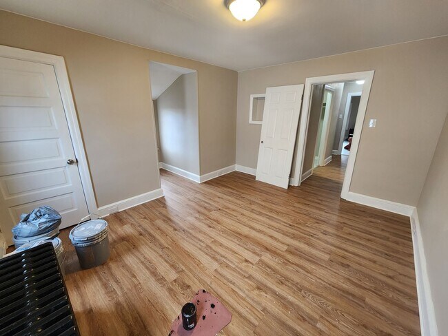 Building Photo - 651 Lincoln Way W