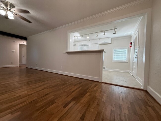 Building Photo - Adorable 3/1/1 Home on Giant Lot in Lake J...