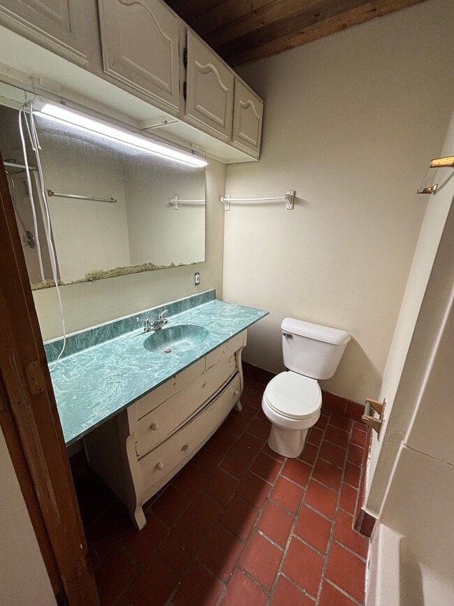 Building Photo - 814 16th St S