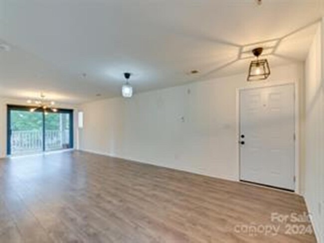 Dining Area Looking Toward Front Door - 962 Plaza Walk Dr