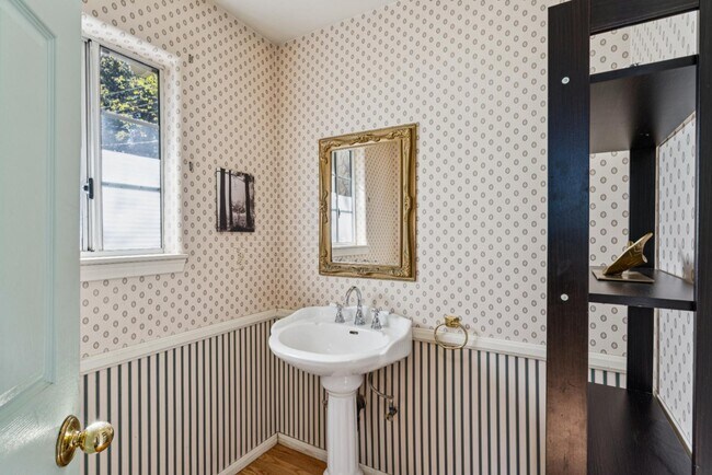 Building Photo - 1219 Scenic Way