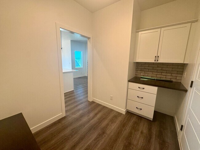 Building Photo - ** SECURITY DEPOSIT SPECIAL** 5 bedroom 3 bath in SW Lincoln