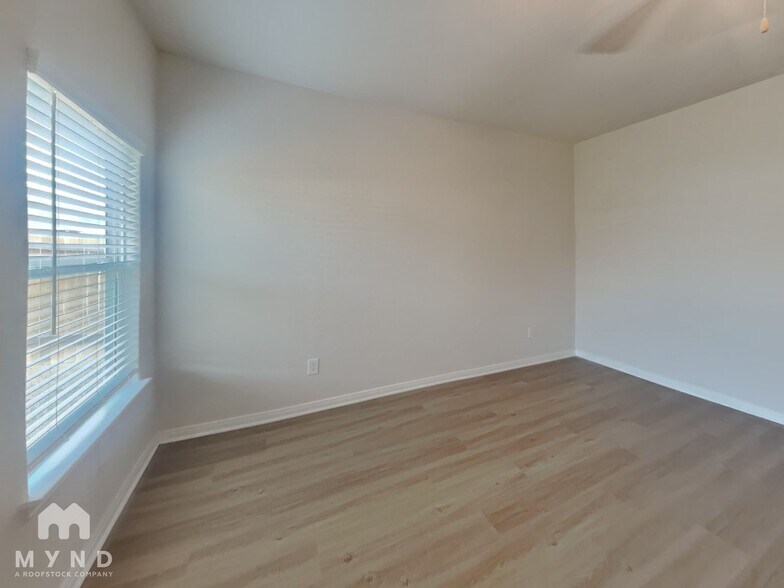 Building Photo - 15635 Plum Brk Dr