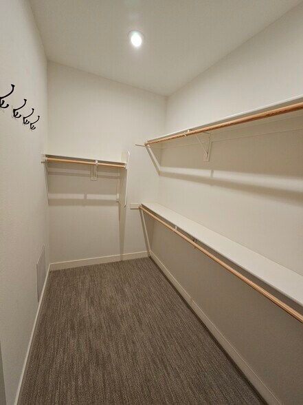 Building Photo - 10537 San Bruno St
