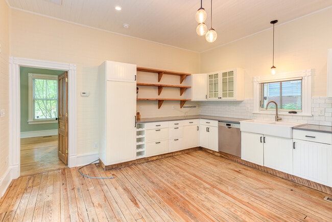 Building Photo - 510 Oakwood Ave