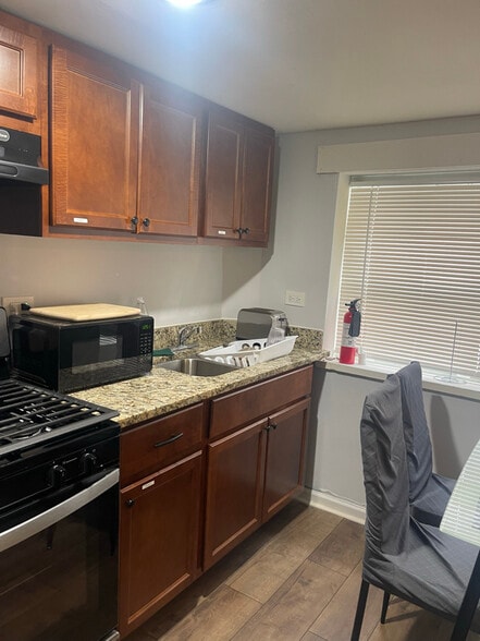 Building Photo - 4926 W Medill Ave