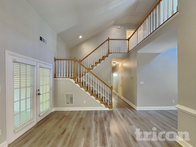 Building Photo - 123 Clarin Way