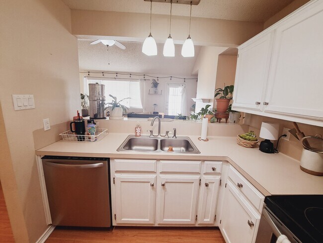 Building Photo - 840 Topaz Ln