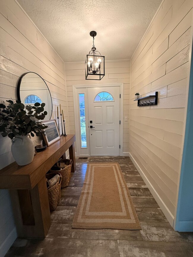 Building Photo - 304 Palomino Dr